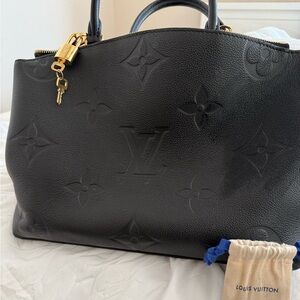 Beautiful black Grand Palais Louis Vuitton monogram imprint Bag!